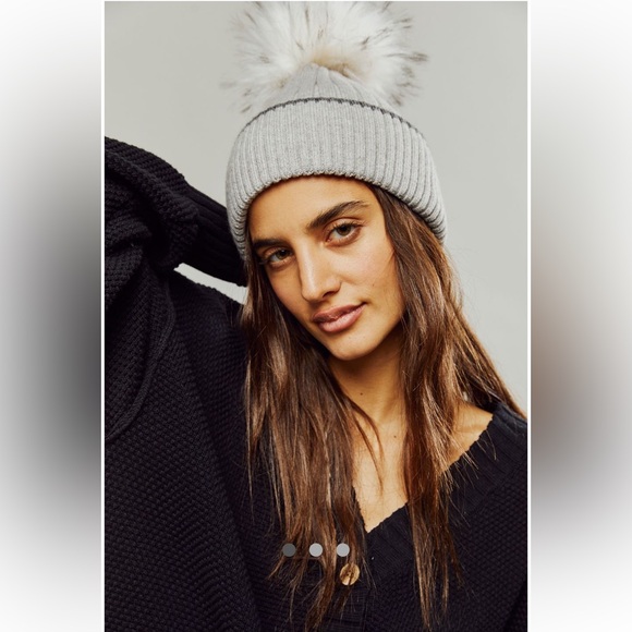 Free People ⛸️ Orbit Pom Beanie New with Tags 💎 - Picture 1 of 6